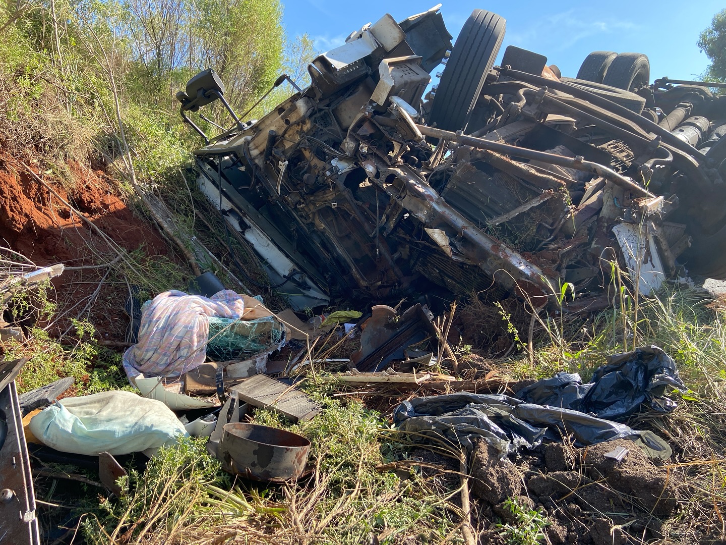 Imagens assustadoras: Carreta tomba e interdita totalmente a RSC-153 entre Passo Fundo e Ernestina