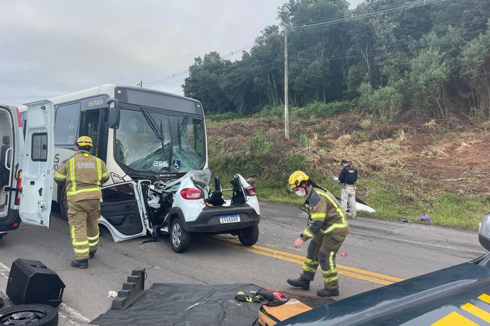 Mulher fica gravemente ferida após colisão entre carro e ônibus na BR-116, em Caxias do Sul