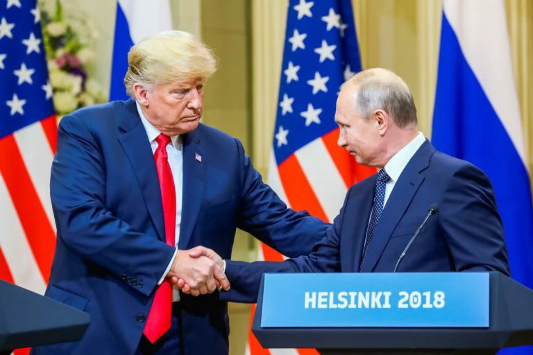 Trump e Putin concordam em fim pacífico para guerra, diz Kremlin