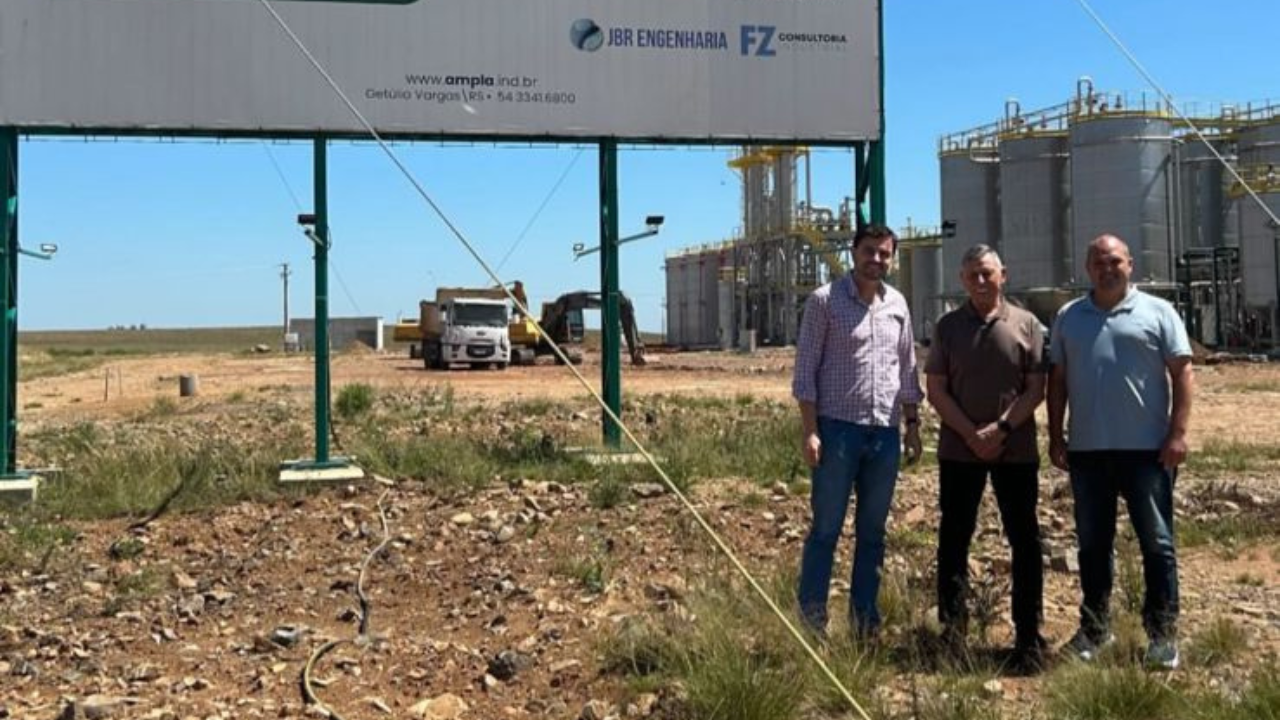 Celso Rigo e Eduardo Bonotto visitam primeira usina de etanol de trigo do Brasil em Santiago