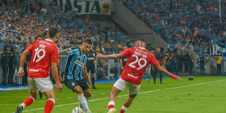 Grêmio e Inter empatam em 1 a 1 no Gre-Nal pelo Gauchão