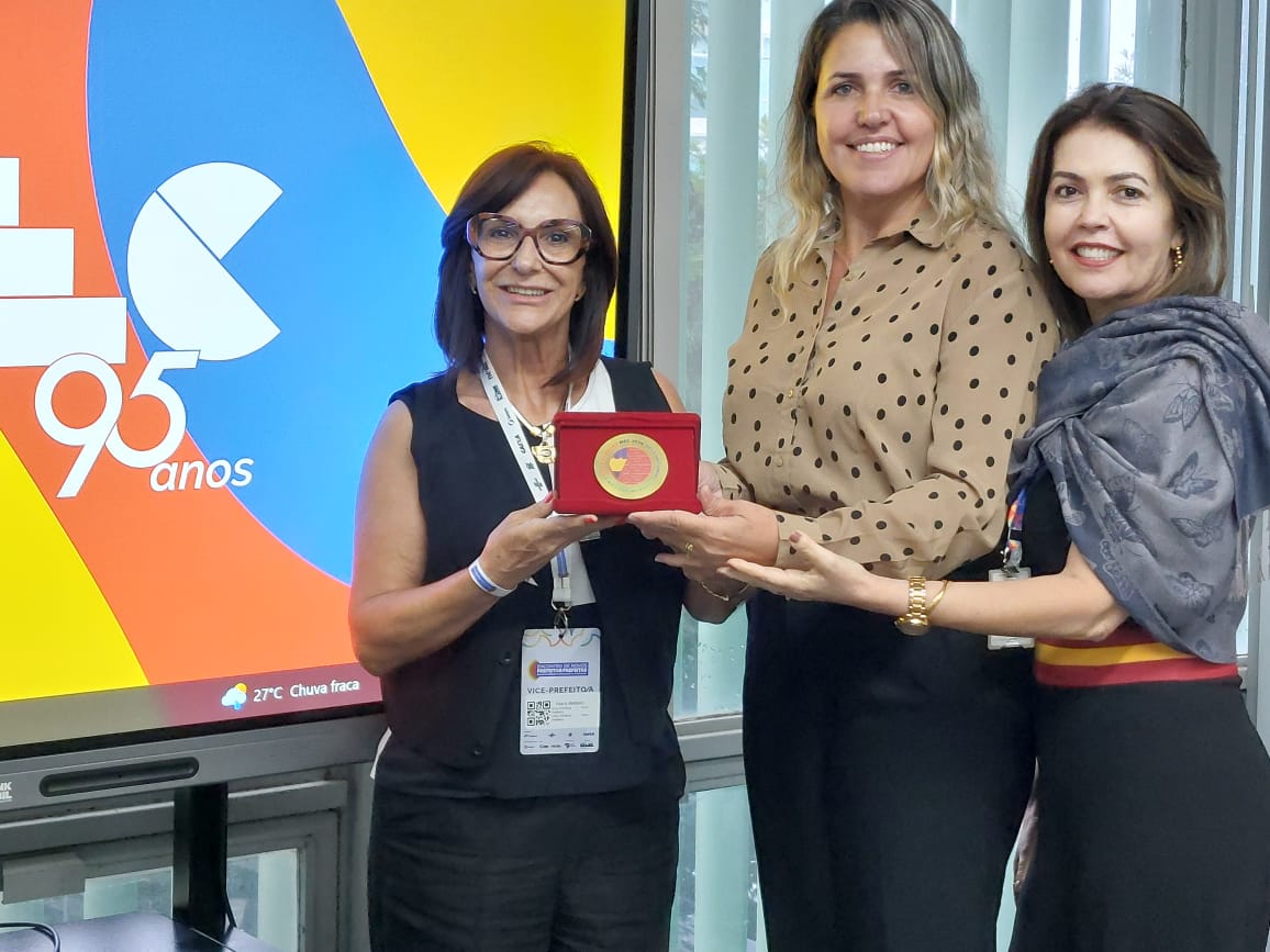 Santiago recebe o Selo Ouro pelo Compromisso com a Alfabetização