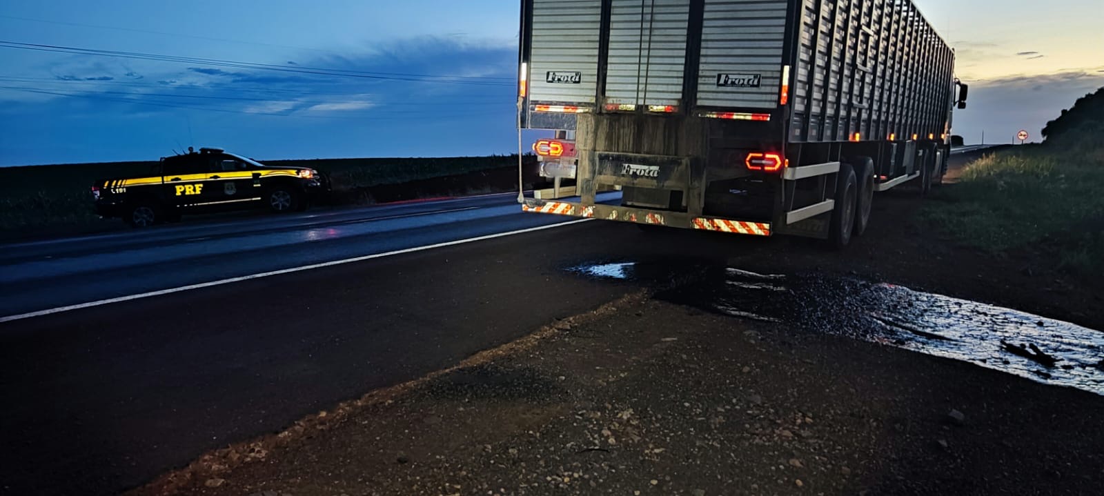 Motorista de caminhão boiadeiro é flagrado jogando “chorume de gado” no acostamento de rodovia em São Luiz Gonzaga