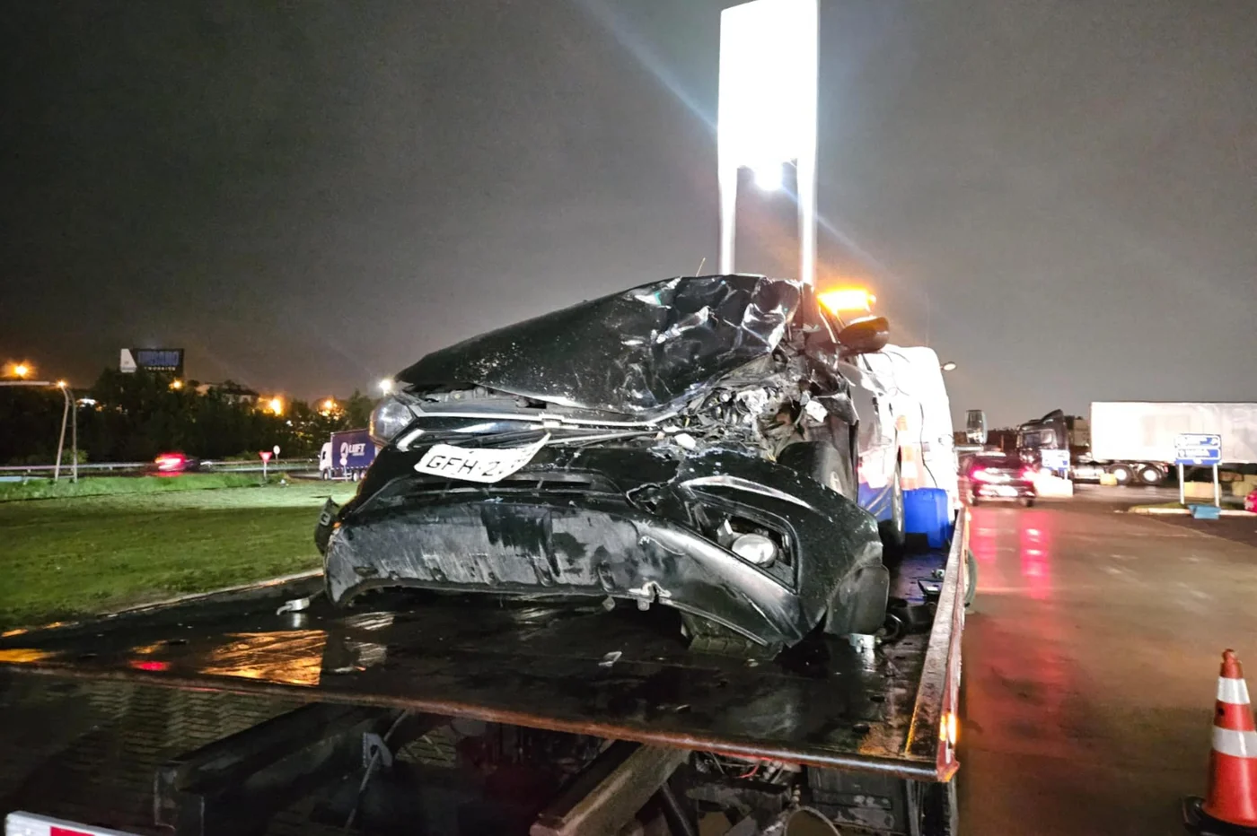 Acidente entre carros no retorno do Litoral pela freeway deixa três pessoas feridas