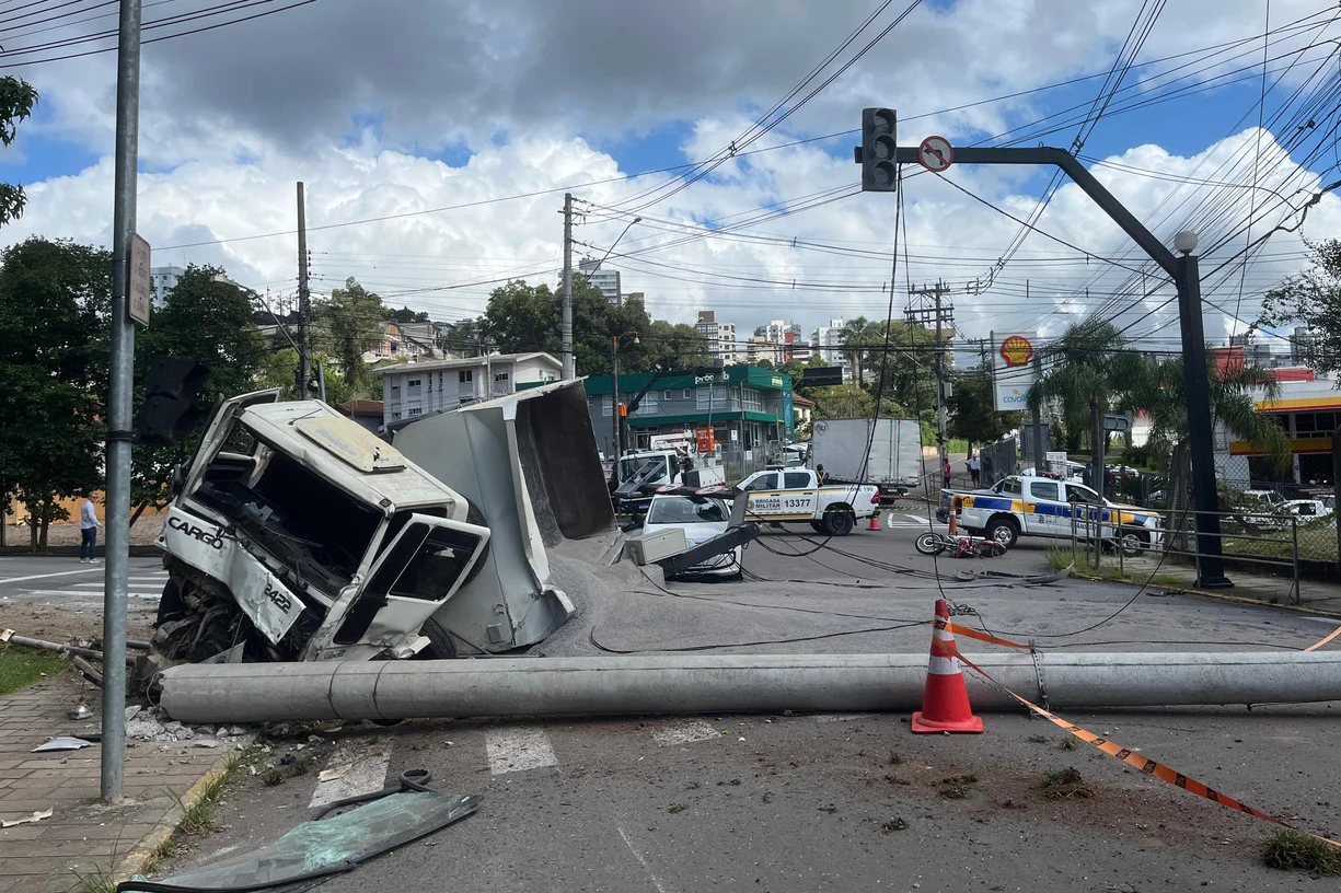 Caminhão que estaria sem freio atinge seis veículos até bater em poste de luz e tombar em Bento Gonçalves
