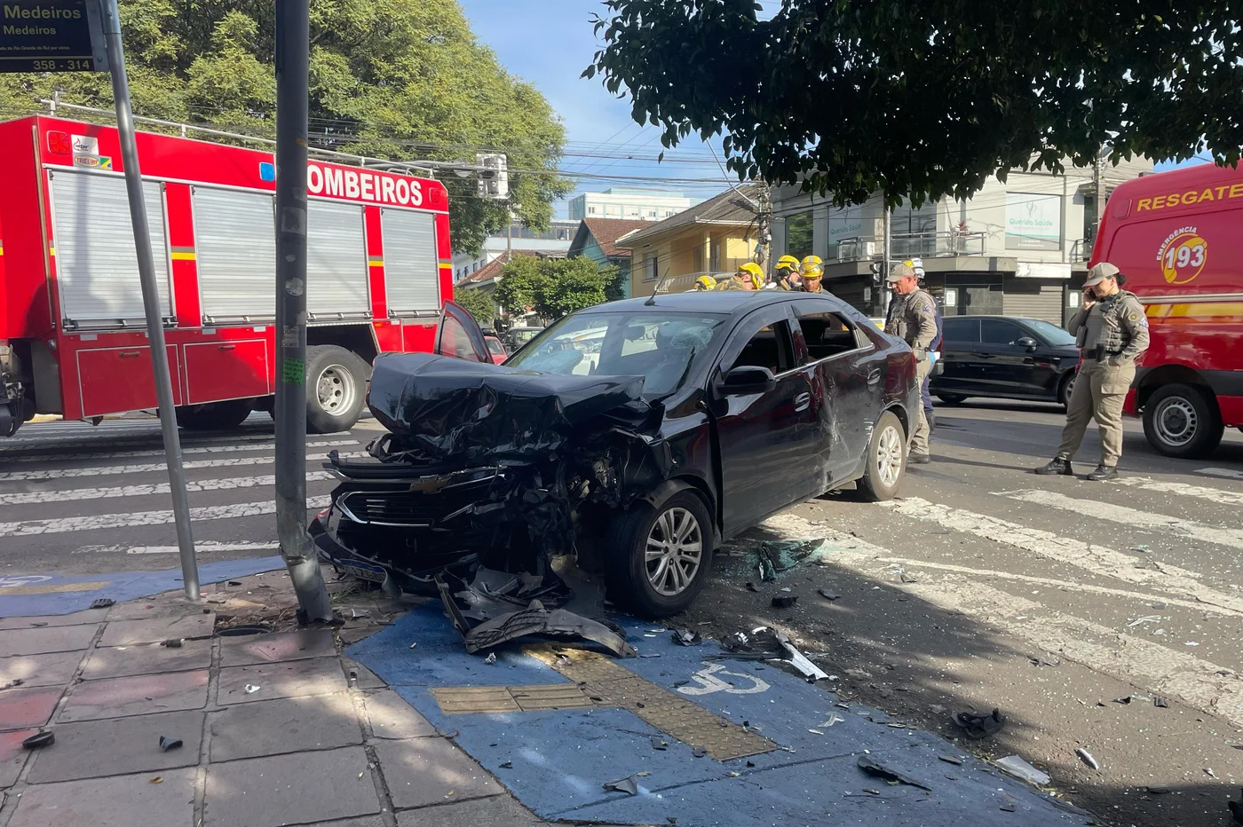 Homem fica ferido após colisão entre dois carros no centro de Caxias