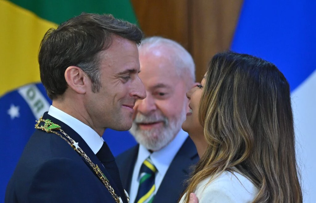 Janja diz que foi a Paris sem Lula por pedido de Macron: ‘fez questão’