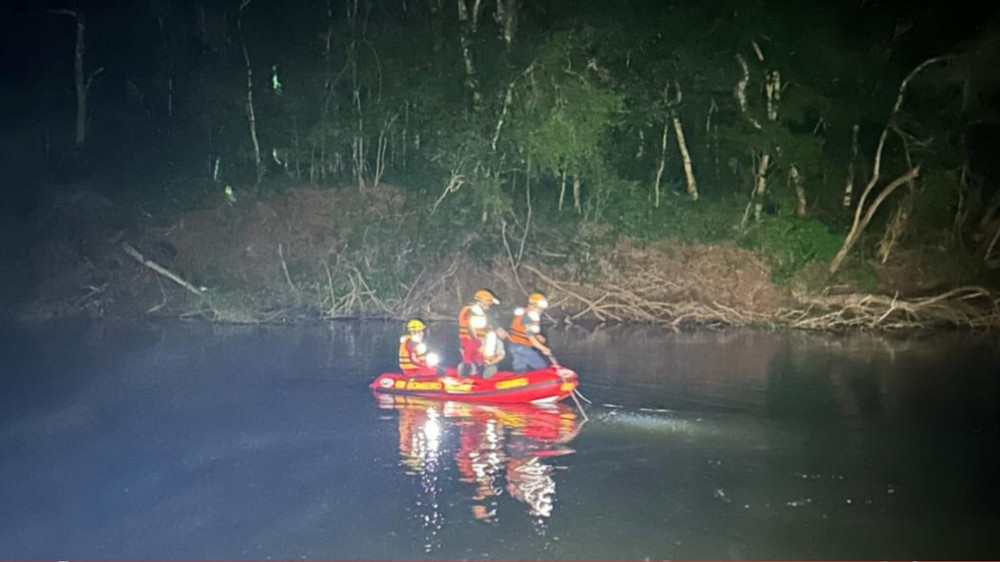 Homem morre afogado após tentar salvar filho que caiu em rio no RS; criança segue desaparecida