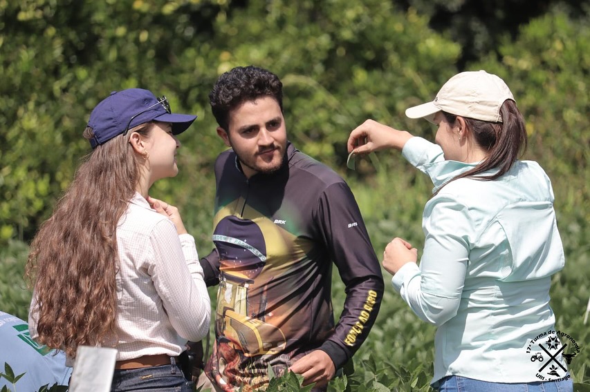 Acadêmicos de Agronomia da URI Santiago realizam aula prática de Entomologia Agrícola na Área Experimental