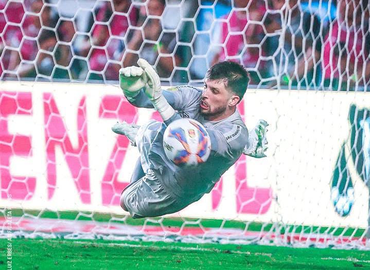 Grêmio faz gol no último lance, Volpi é herói nos pênaltis e tricolor está na final