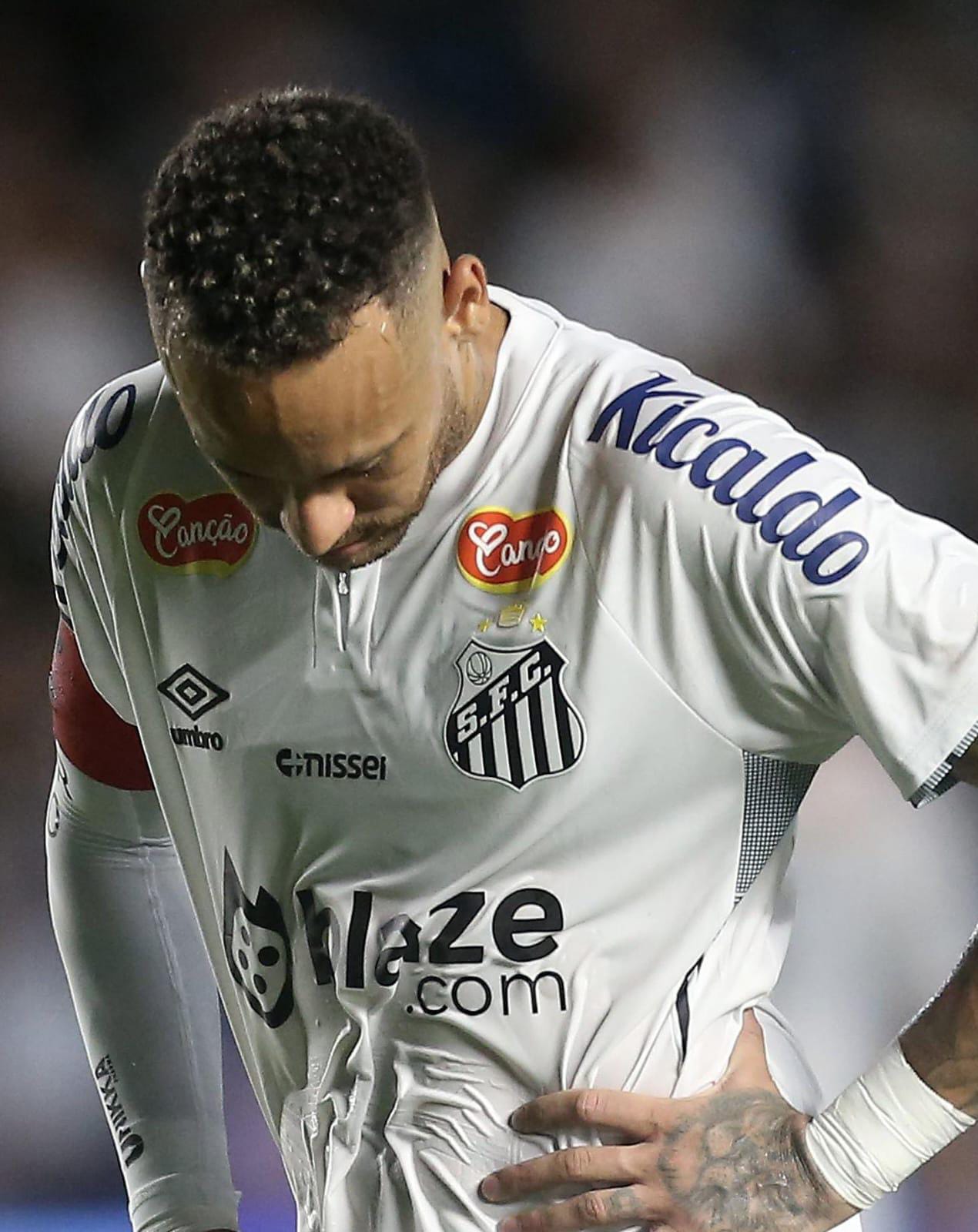 Neymar começa no banco contra o Corinthians