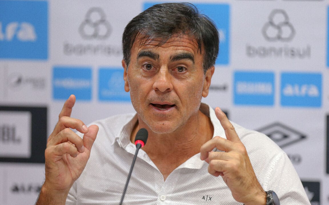 Técnico Gustavo Quinteros sofre punição por agressão