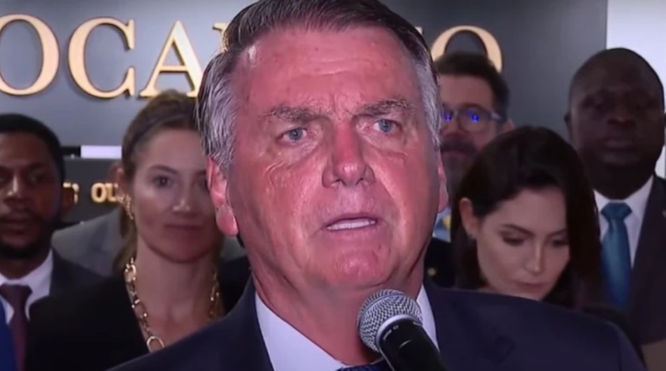 Bolsonaro se emociona ao falar da decisão de Eduardo em ficar nos EUA
