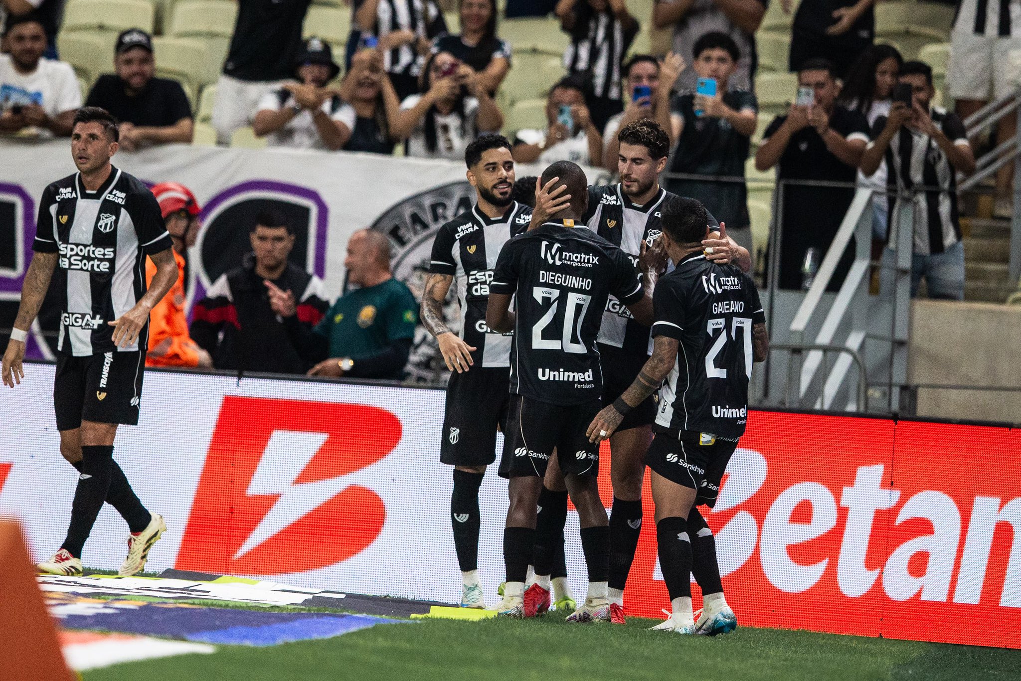 Grêmio tropeça e é derrotado pelo Ceará