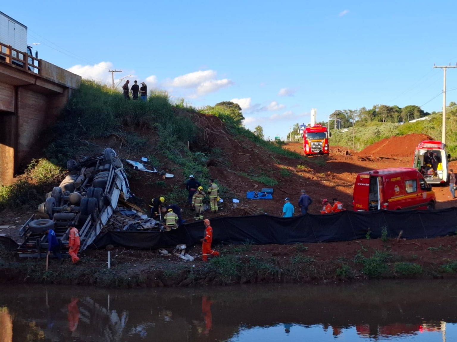 Motorista fica ferido após cair com caminhão de ponte na BR-285, em Ijuí
