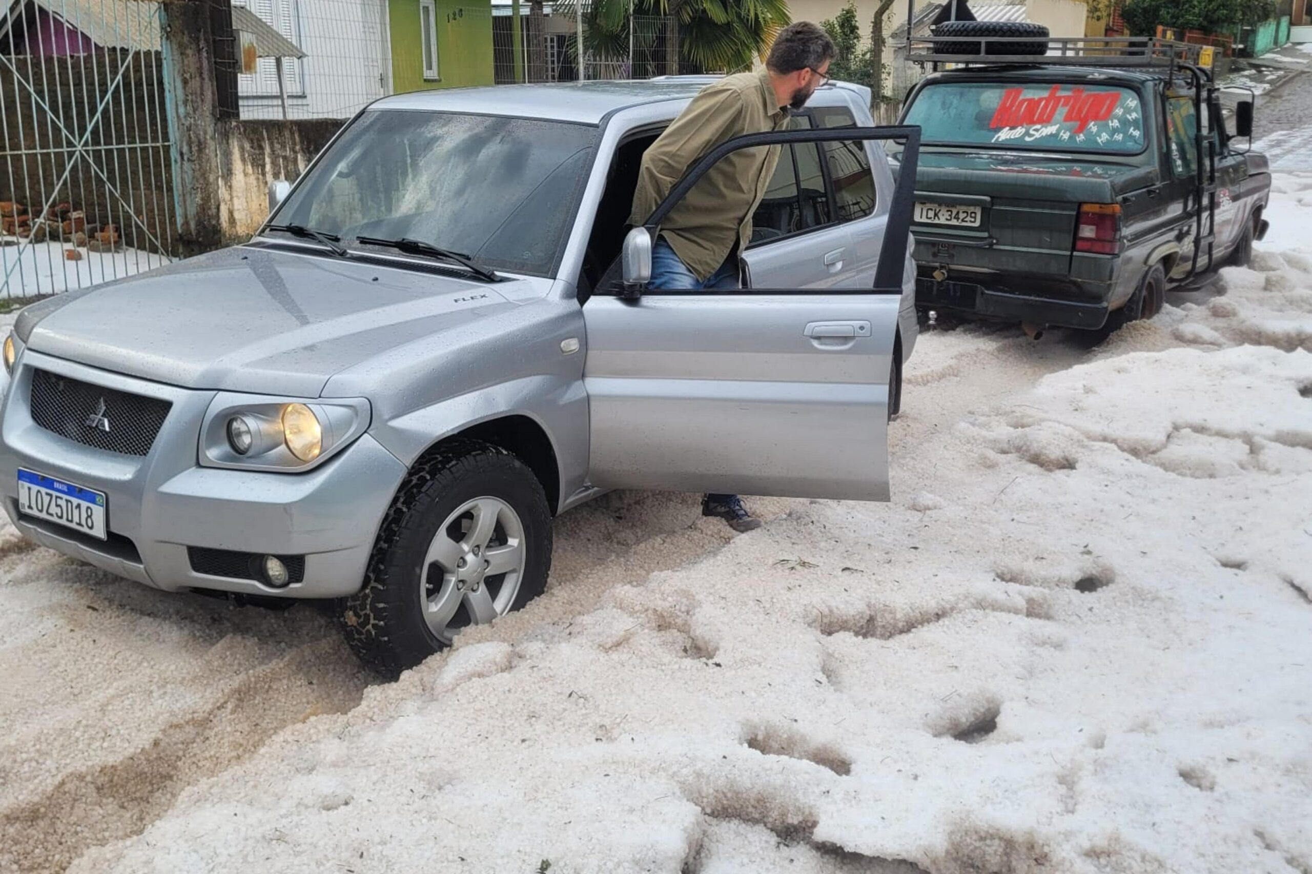 Chuva de granizo provoca estragos em 120 residências de Vacaria; veja fotos