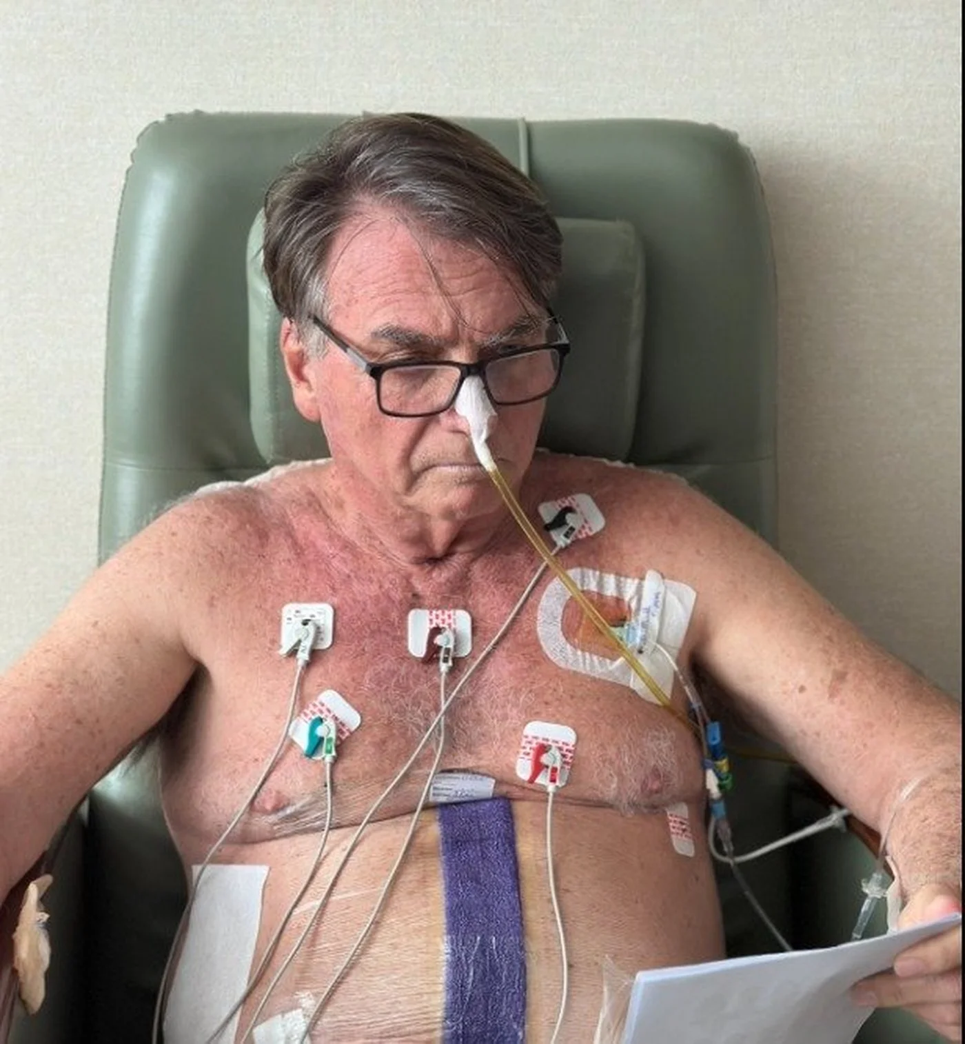 Bolsonaro segue na UTI com boa evolução e sem dor, diz novo boletim médico