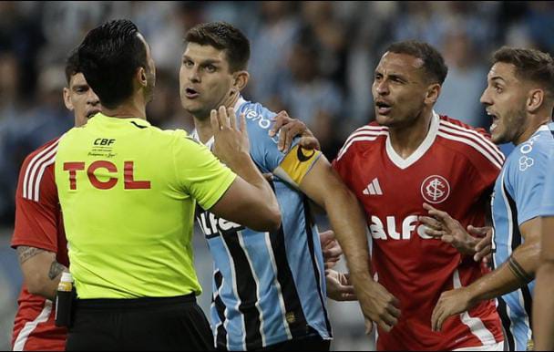 Gre-Nal acaba sem vencedor e com muita reclamação