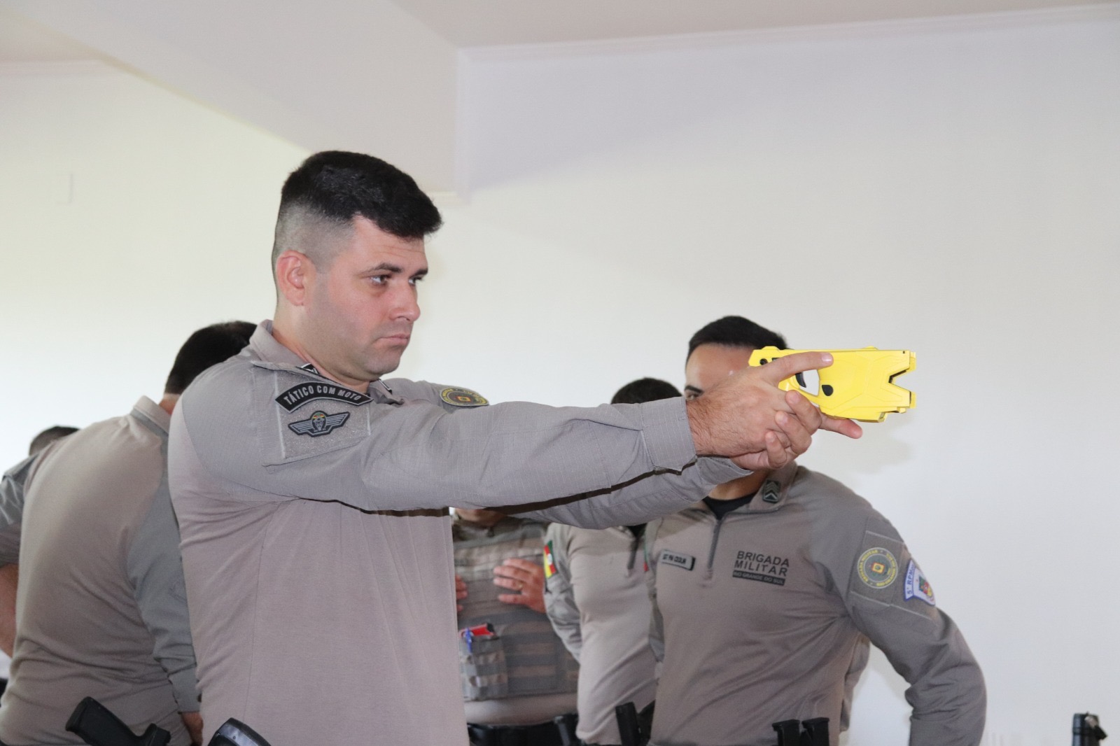 Policiais do 5º RPMon passam por instrução para uso de arma não letal