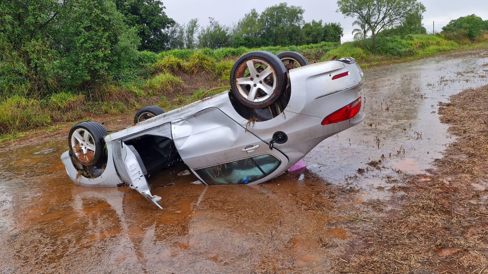 Acidente na ERS 168: Carro aquaplana e capota entre São Luiz Gonzaga e Bossoroca