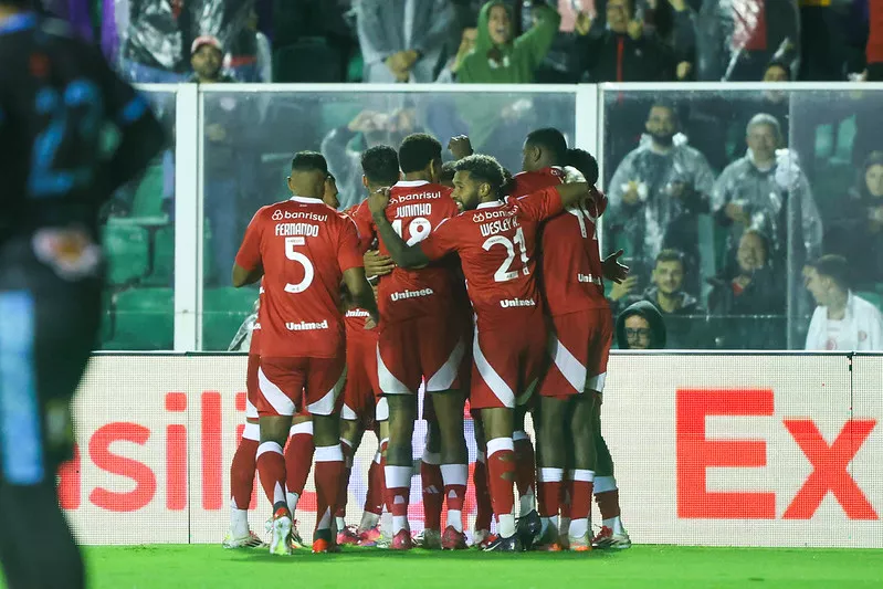 Inter desperdiça três pênaltis, mas goleia e classifica na Copa do Brasil