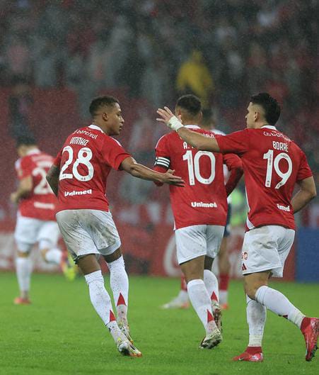 Inter vence de virada e classifica na Libertadores