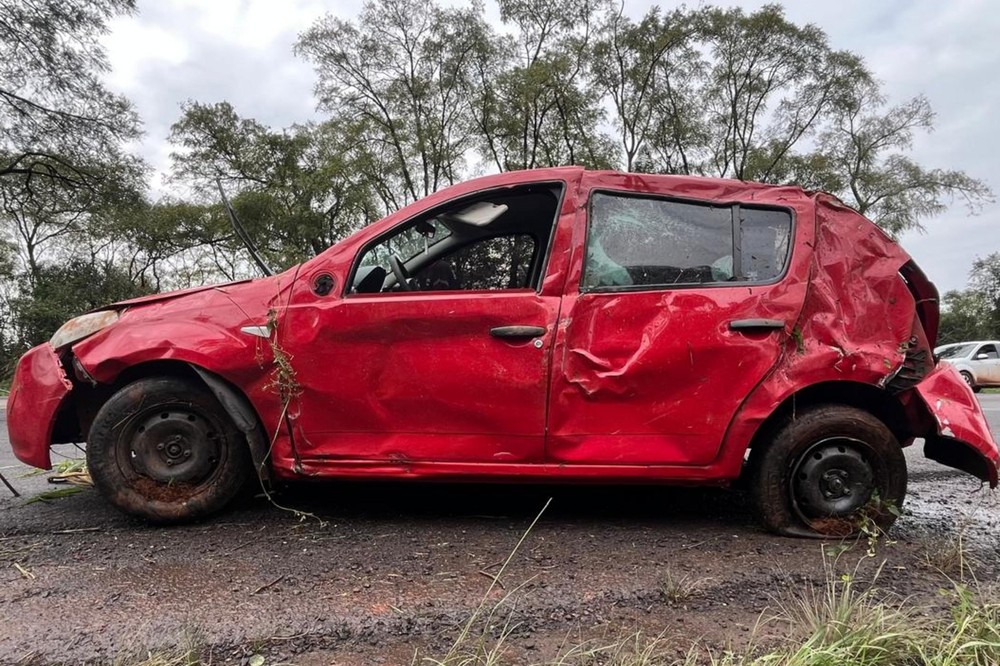 Homem de 61 anos morre após sair da pista e colidir com árvores em estrada no Norte do RS