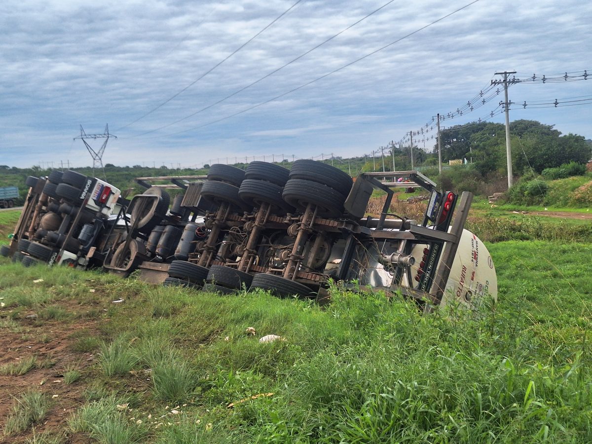 Carreta carregada com óleo vegetal tomba na BR-290, em Alegrete