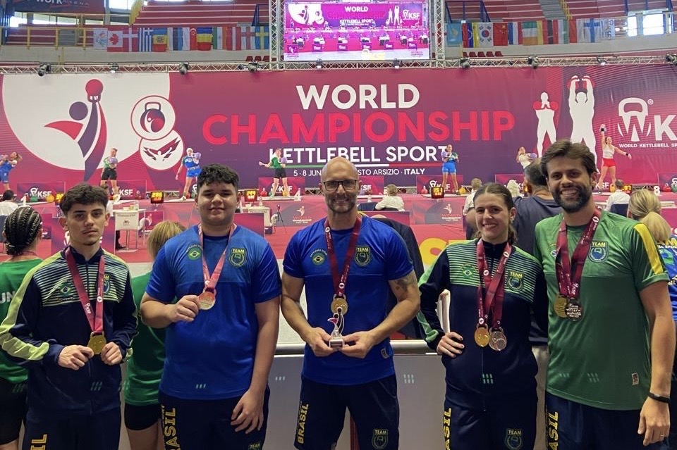 Santiaguenses brilham no Mundial de Kettlebell na Itália com títulos e recordes mundiais