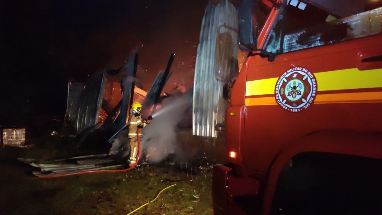 Incêndio destrói galpão no bairro Guabiroba em Santiago