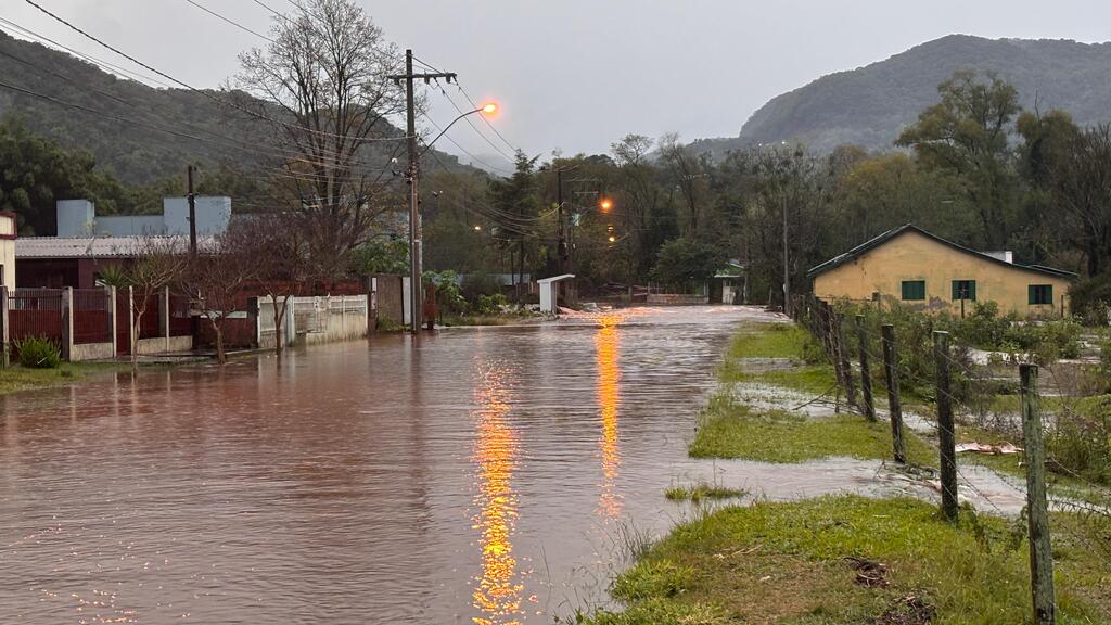 Chuva em Santa Maria provoca alagamentos e mais de 170 famílias já deixaram suas casas