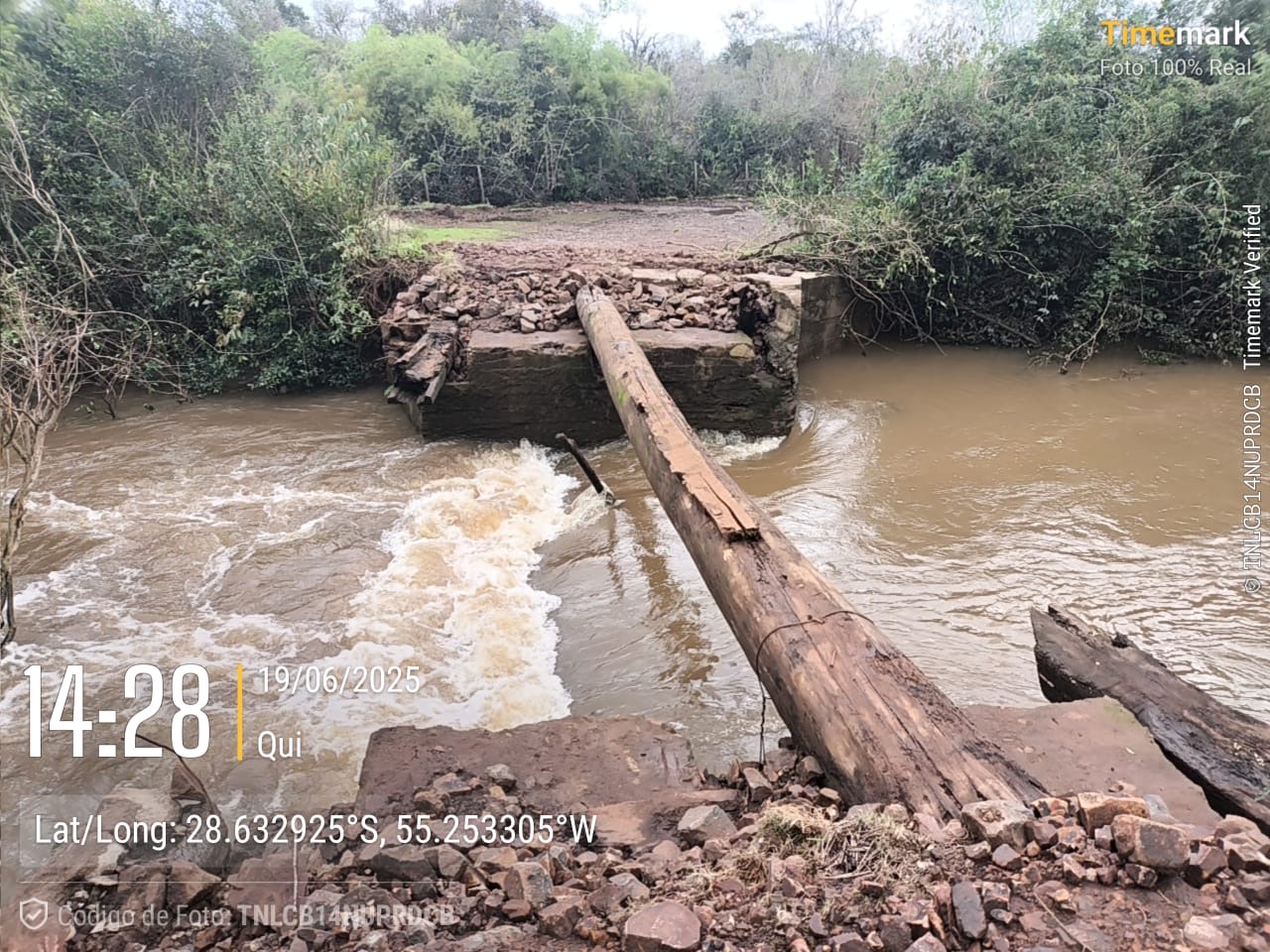 Ponte do Rincão do Barreiro desaba com a força das águas em Bossoroca e agrava isolamento na divisa com Santo Antônio das Missões