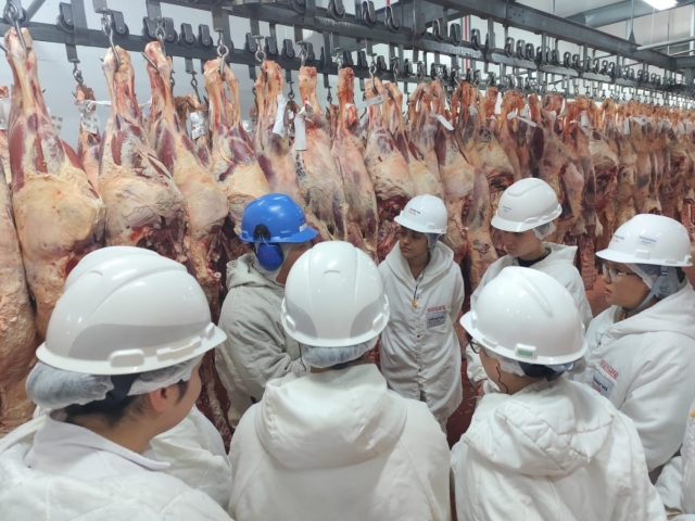 Estudantes de Medicina Veterinária realizam visita técnica à Minerva Foods em São Gabriel/RS