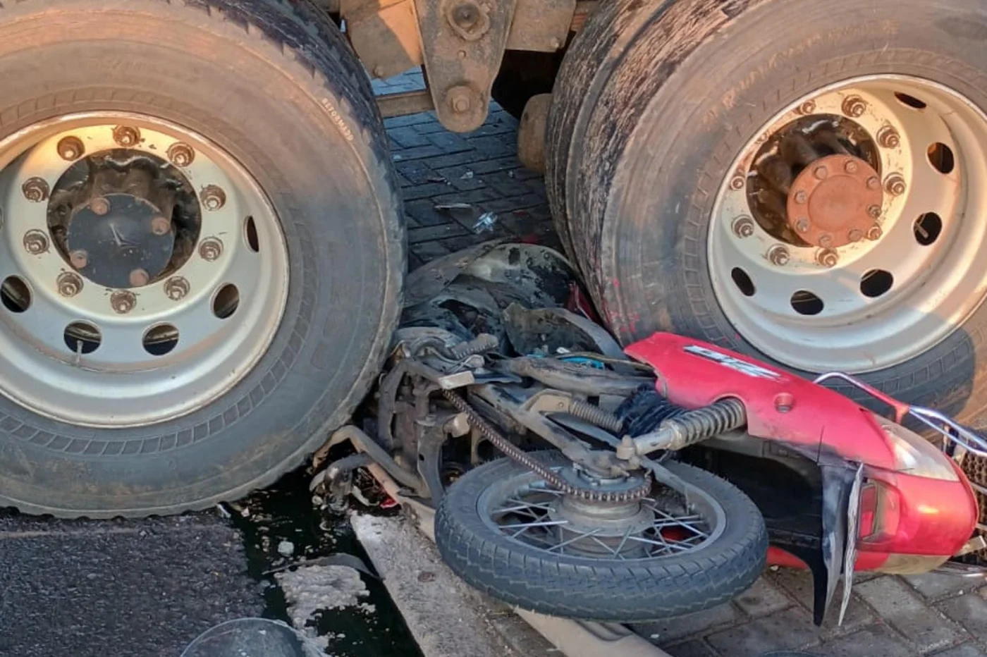 Motociclista fica ferido em acidente envolvendo caminhão em Cachoeirinha