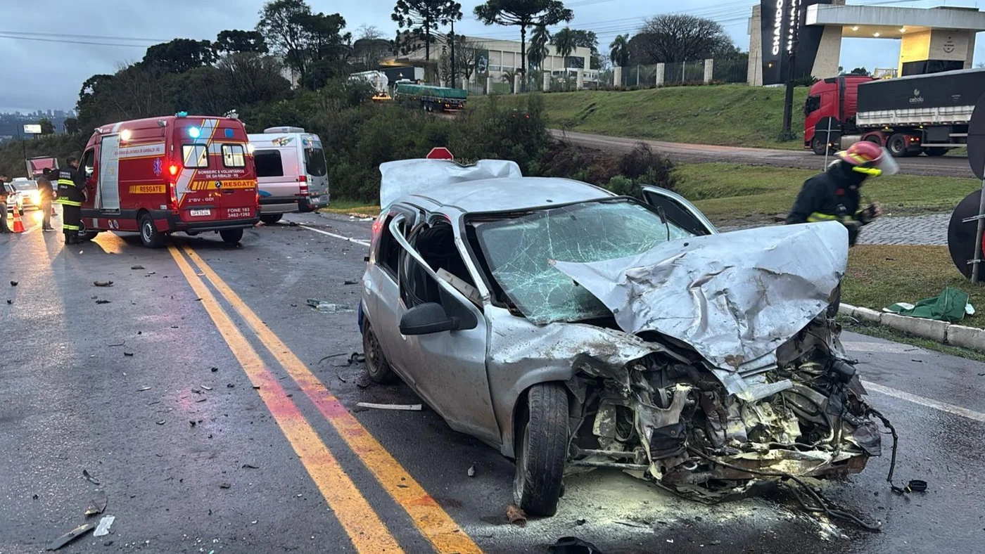 Colisão entre van e carro deixa 13 feridos na BR-470, em Garibaldi