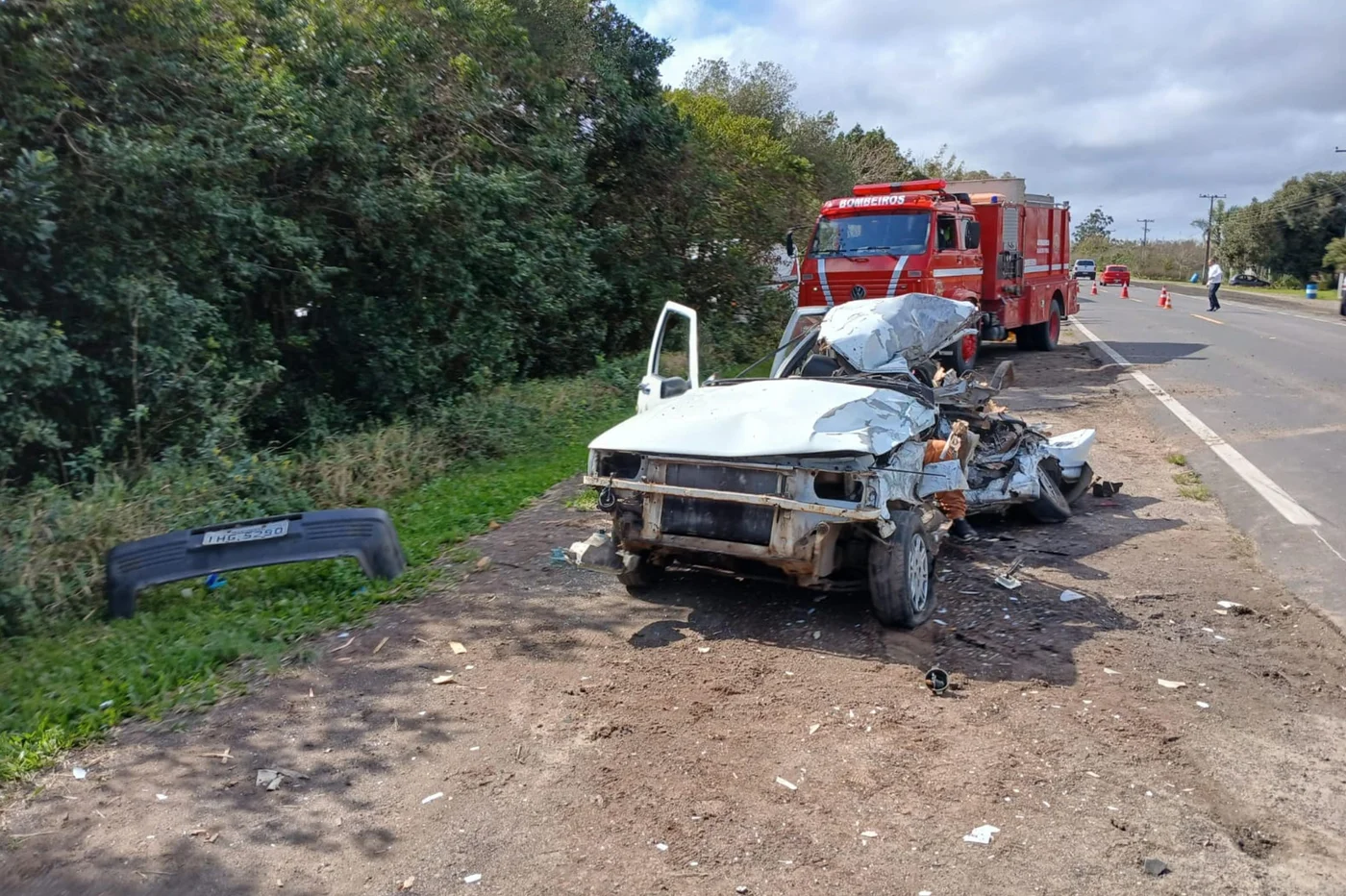 Acidente entre carro e ônibus deixa um morto e cinco feridos na RS-040 em Capivari do Sul