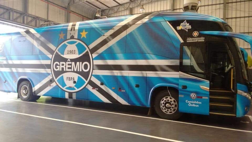 Grupo de torcedores arma emboscada e ataca ônibus do Grêmio em ato de violência