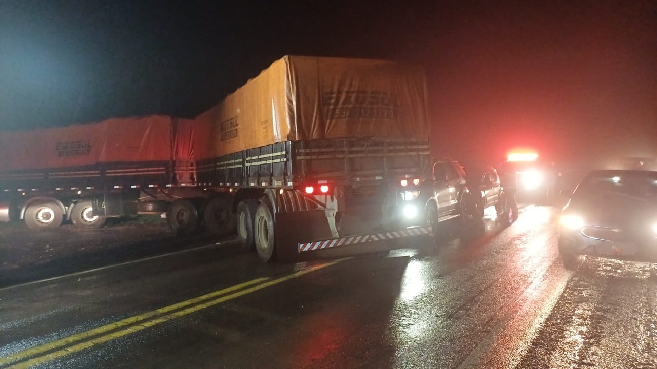 Colisão entre dois carros e carreta mobiliza PRF na BR-287 em Jaguari