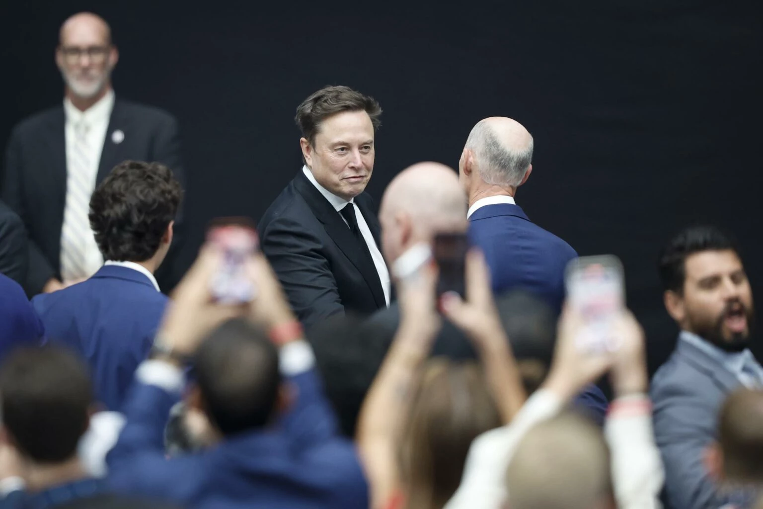 Elon Musk participa de memorial para Charlie Kirk nos EUA