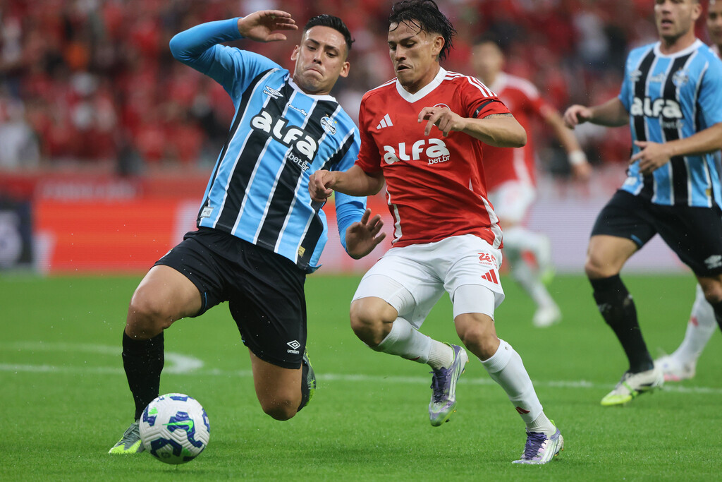 Grêmio vence Gre-Nal 448 de virada e encerra tabu de mais de dois anos