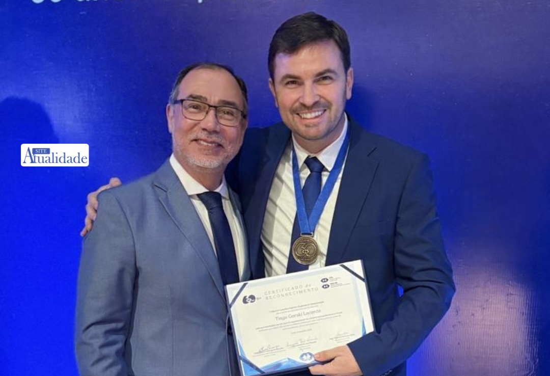 Ex-Prefeito Tiago Gorski Lacerda recebe Medalha do Jubileu de Diamante do Conselho Federal de Administração