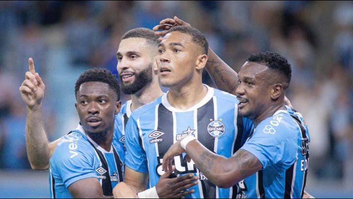 Carlos Vinicius brilha, e Grêmio domina o São Paulo na Arena: 2×0