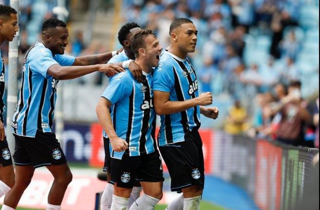 Hat-trick de Carlos Vinícius garante vitória do Grêmio por 3 a 1 sobre o Juventude na Arena