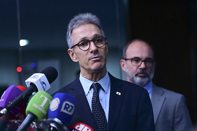 Zema afirma que Brasil vive ditadura disfarçada, critica Moraes e defende anistia