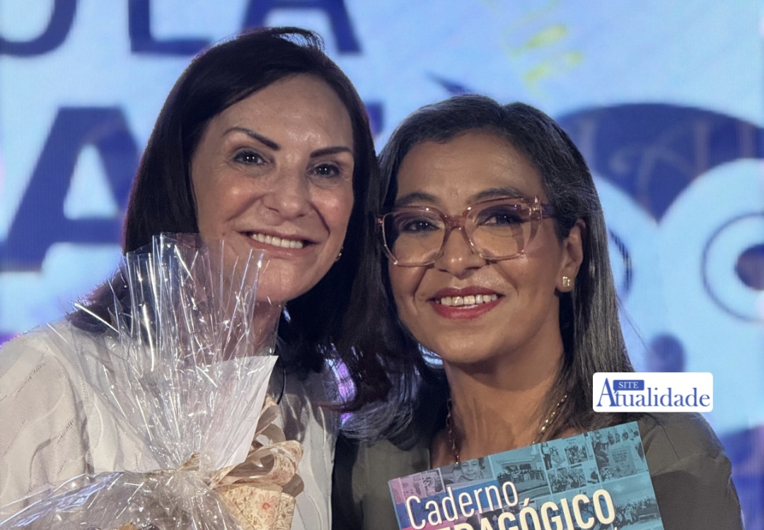 Santiago presta homenagem à vice-prefeita Mara Rebelo, idealizadora do programa Escola Que Faz, Professor Que Acontece