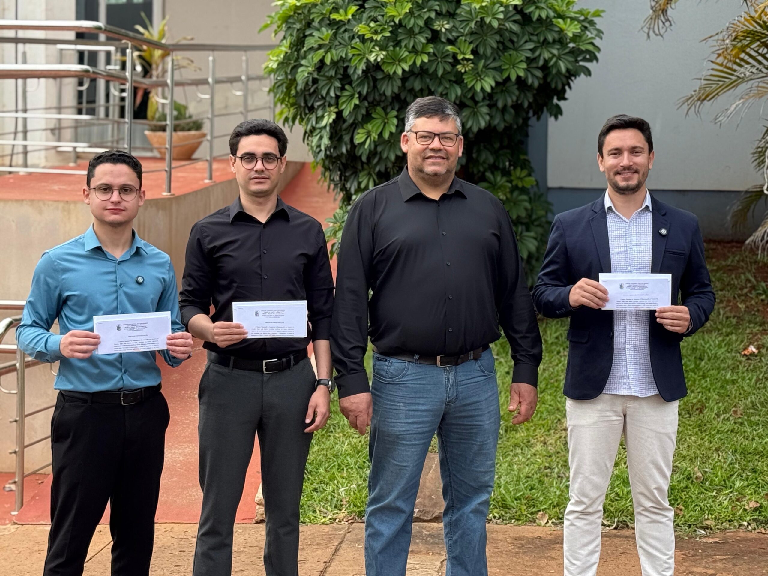 Vereador Jorge Carvalho entrega moção de congratulação a jovens palestrantes em Bossoroca