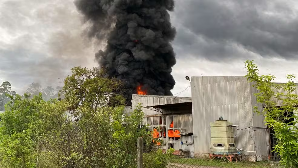 Incêndio de grandes proporções atinge empresa em São Leopoldo, no Rio Grande do Sul