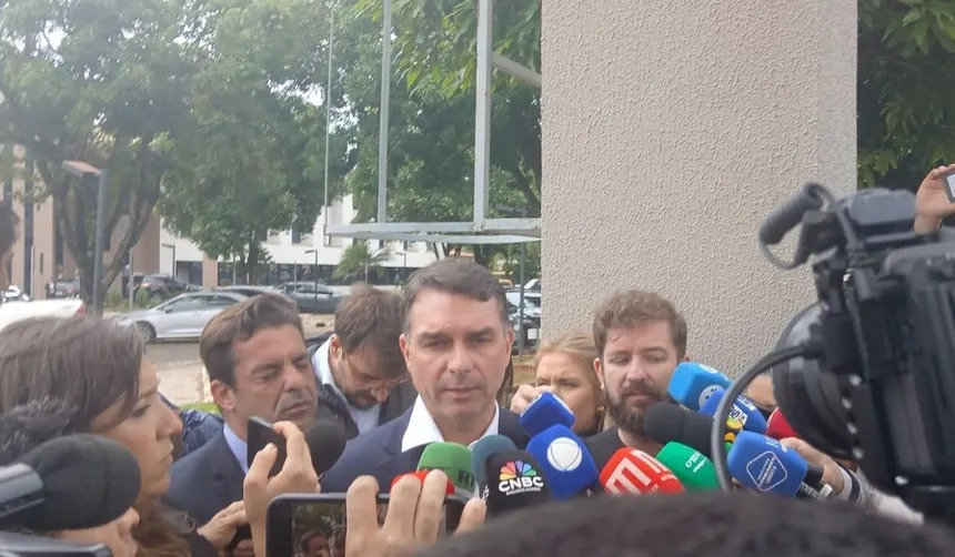 Flávio Bolsonaro denuncia restrições à alimentação especial de Jair Bolsonaro