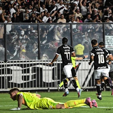 Internacional vive cena de horror, é humilhado pelo Vasco e se complica de vez na briga contra o rebaixamento