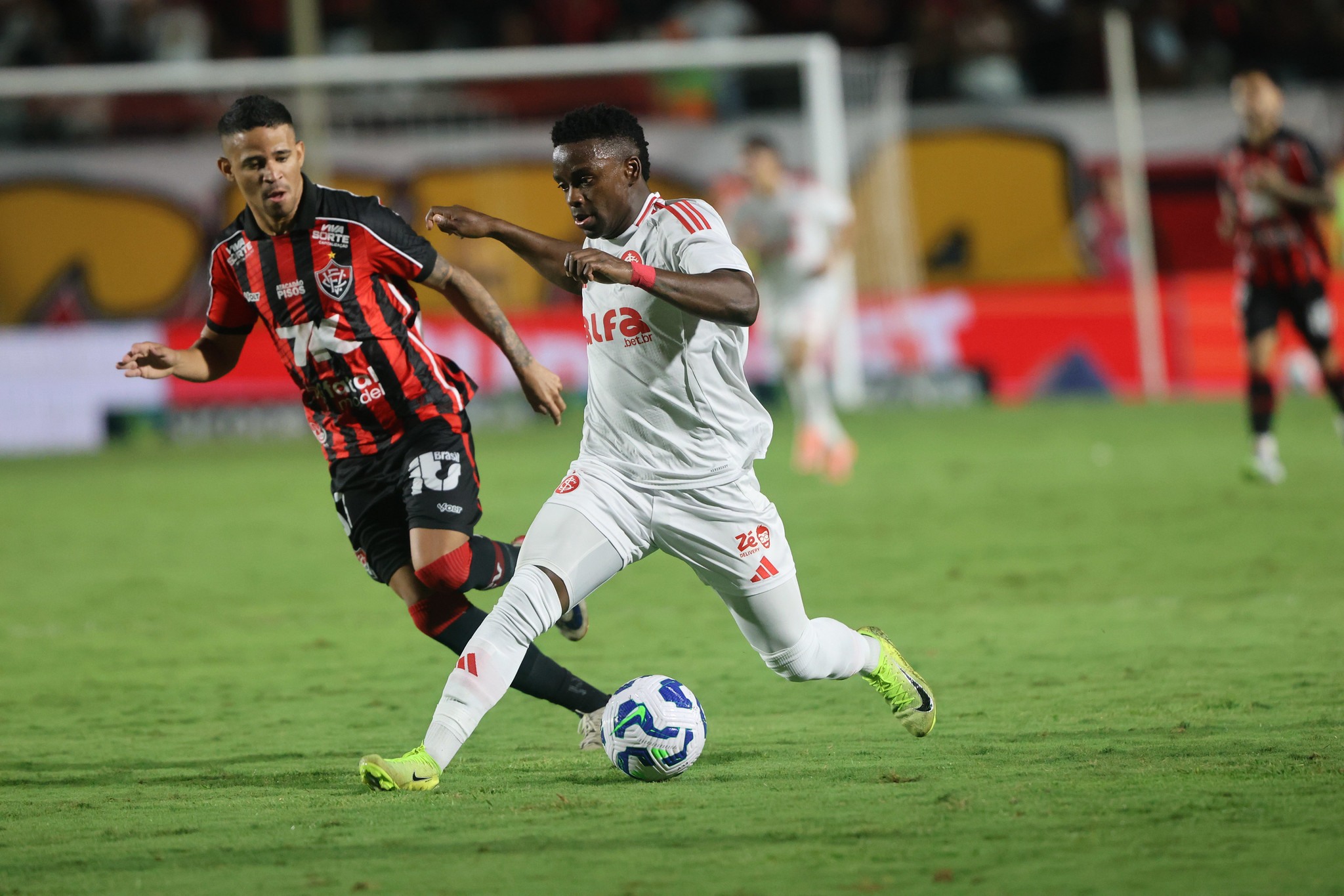 Inter perde para o Vitória e se complica na luta contra o rebaixamento